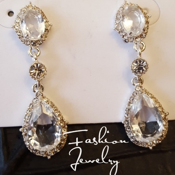 Jewelry - GORGEOUS Tear Crystal Drop Earrings
